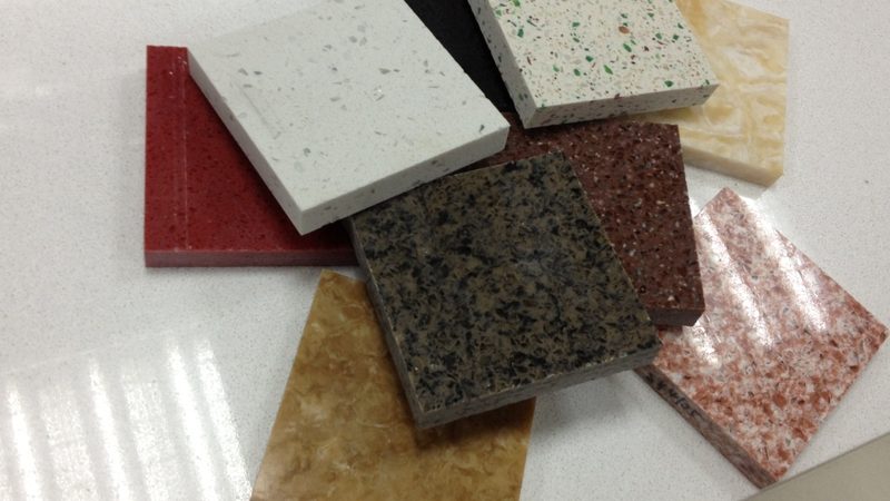 瓷砖十大品牌揭秘：普通瓷砖裂纹对比解析